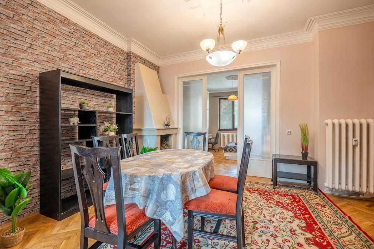 Charming 2bdr Heart Of Main Street Apartment *