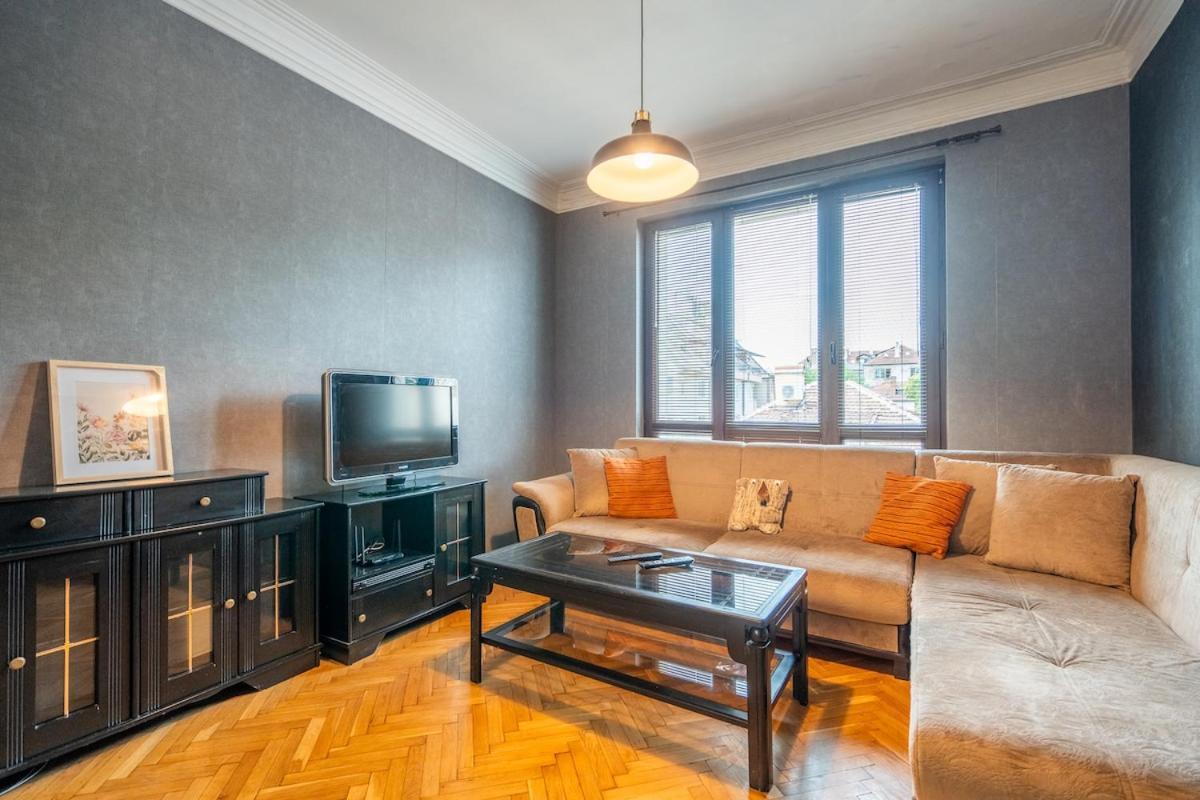 Apartment Charming 2bdr Heart Of Main Street
