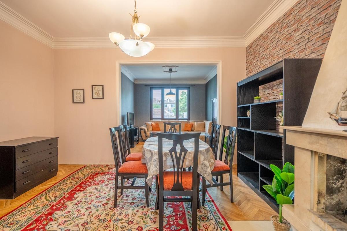 Charming 2bdr Heart Of Main Street Apartment Sofia