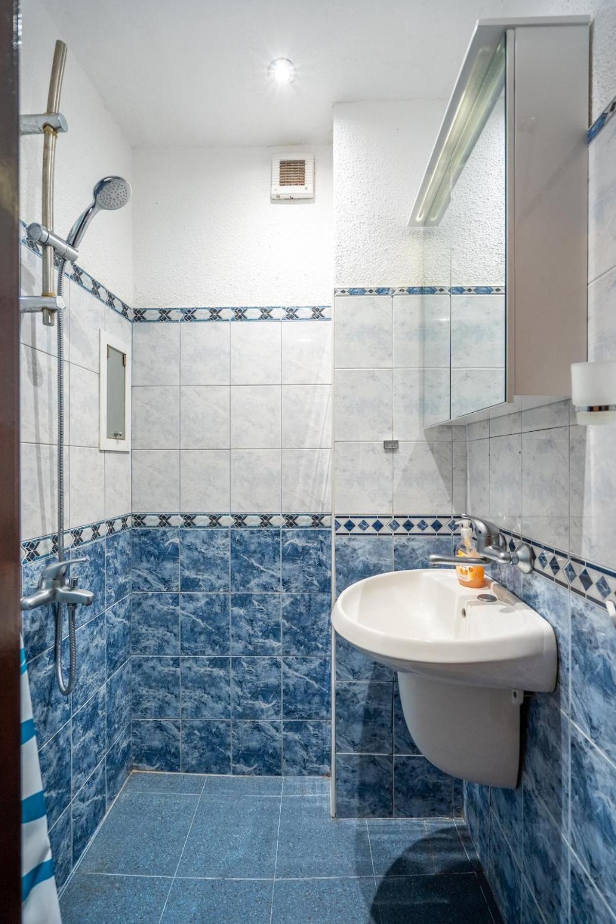 Charming 2bdr Heart Of Main Street Apartment *