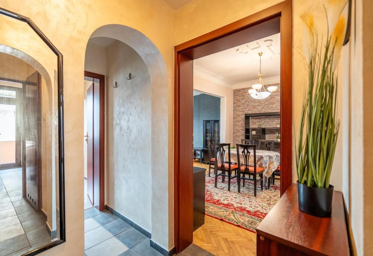 Charming 2bdr Heart Of Main Street Apartment