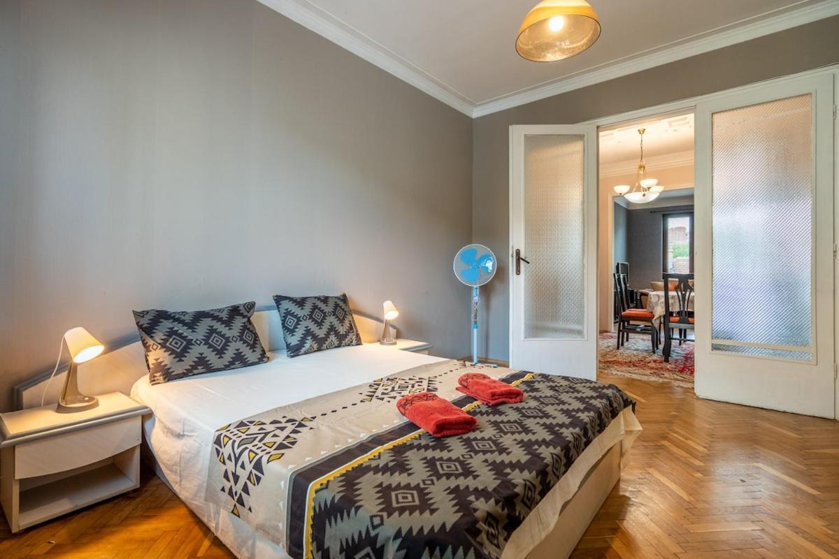 Charming 2bdr Heart Of Main Street Apartment