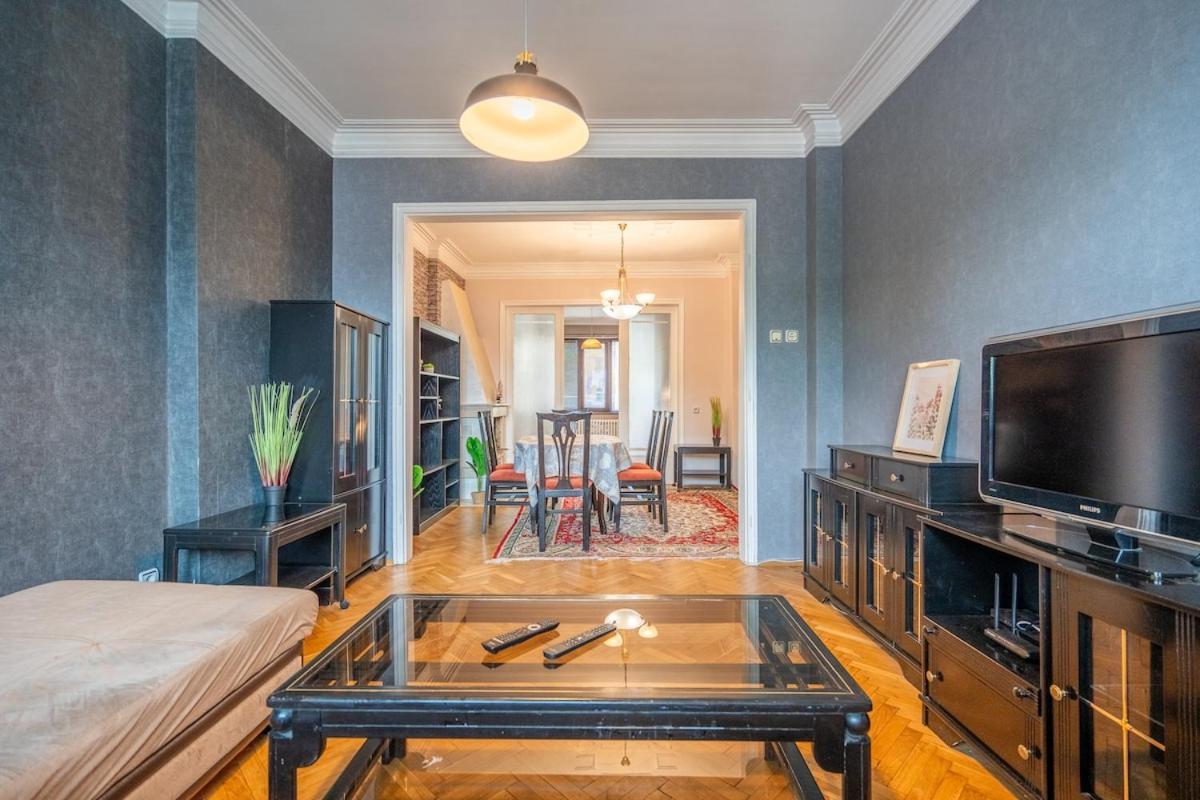 Charming 2bdr Heart Of Main Street *
