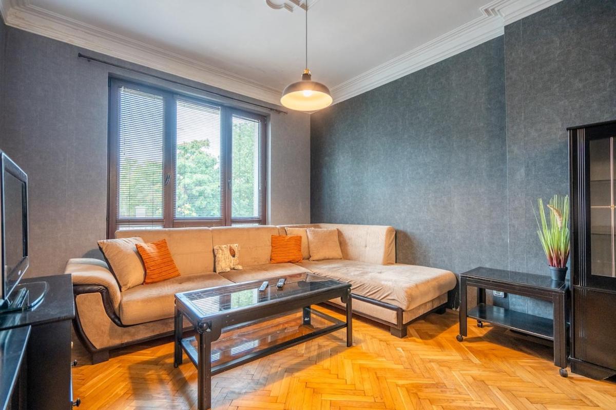Charming 2bdr Heart Of Main Street *